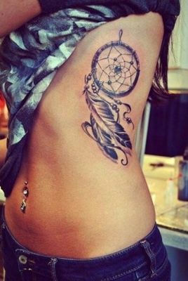  Tatouage attrape rêve noir et gris sur le haut des côtes